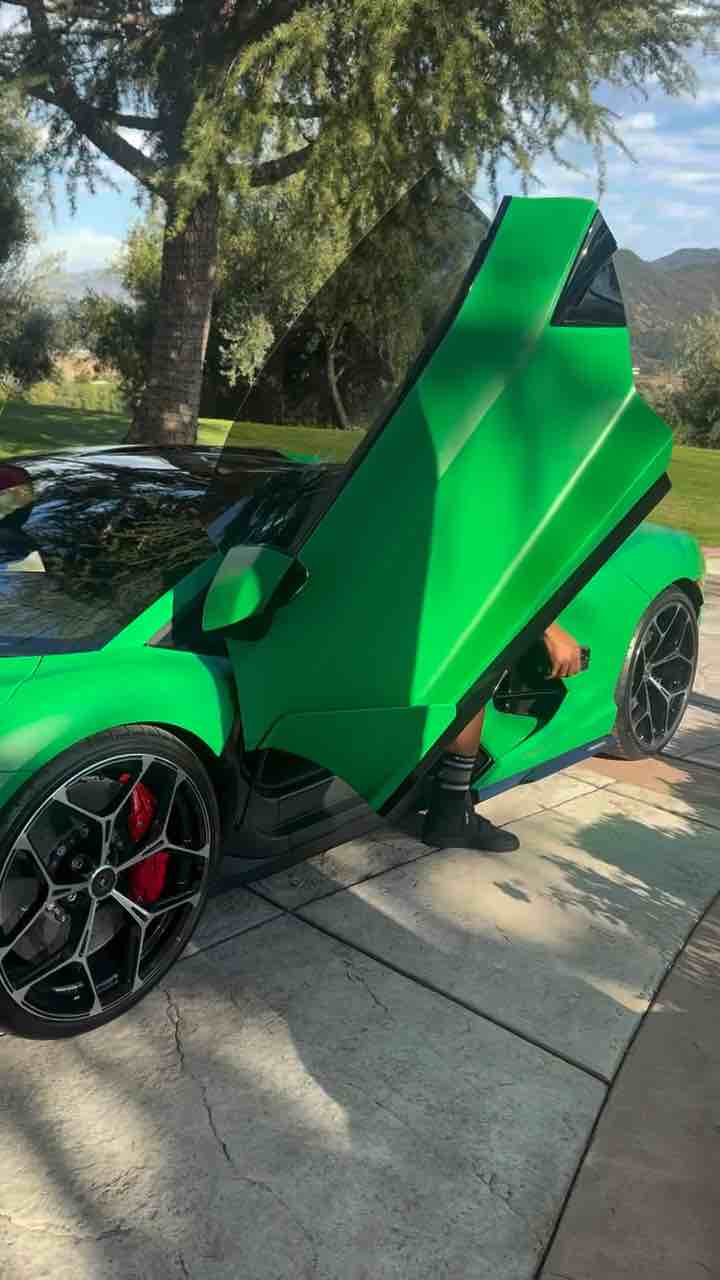 Tank pulled up to Jamie Foxx’s house in à green Lamborghini